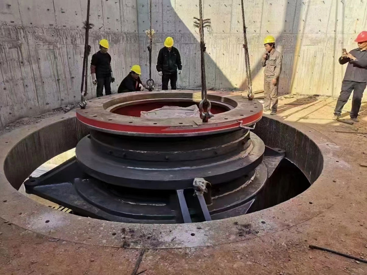Se está instalando una trituradora giratoria en una cantera de mineral de hierro.