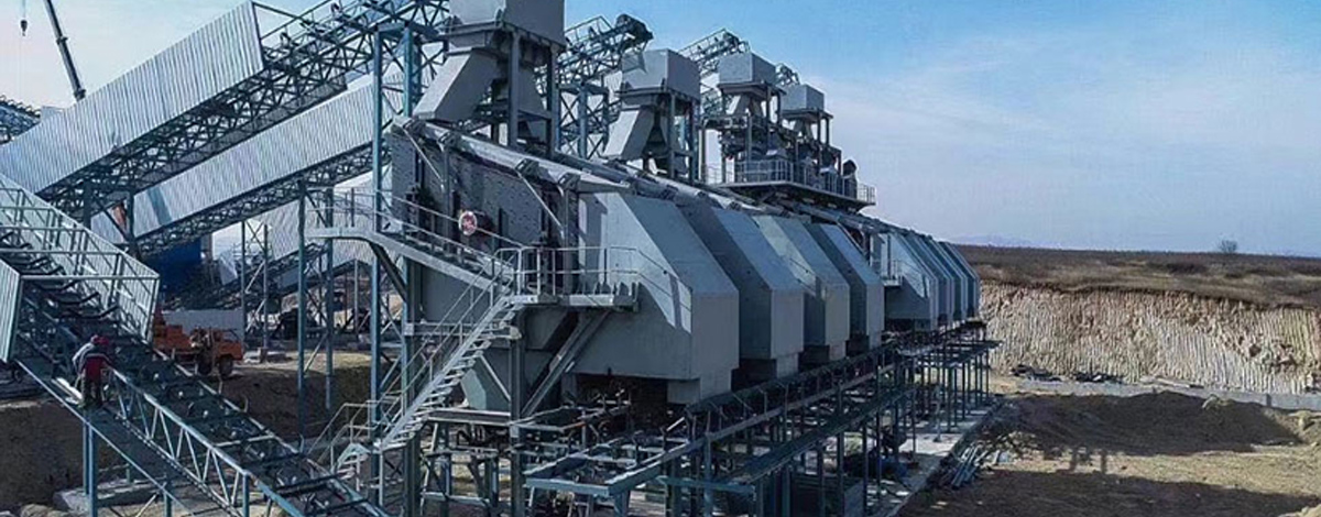 Vibrating screen working in quarry