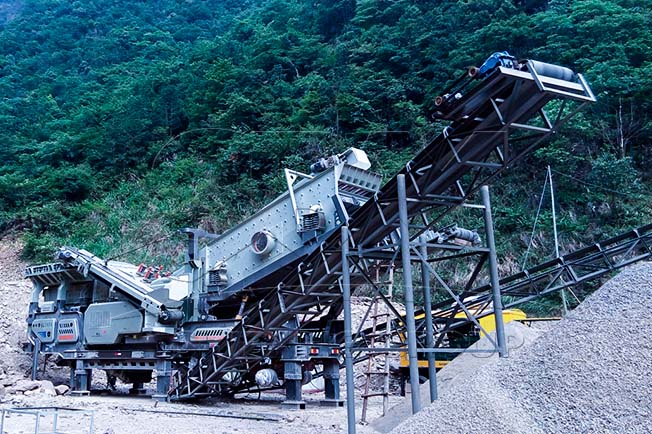 Britador móvel sobre esteiras utilizado em pedreira
